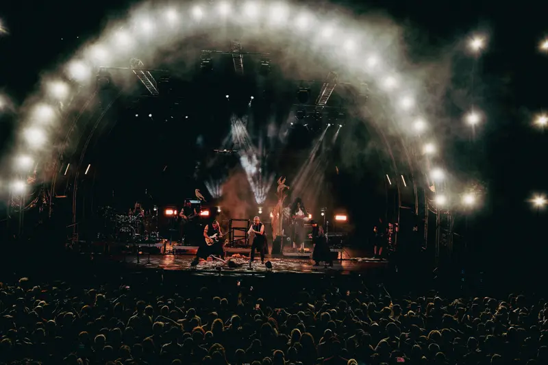 Arch of Light and Crowd